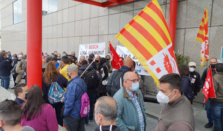 Los trabajadores de Bosch de Lliça d'Amunt inician una huelga contra el cierre de la planta
