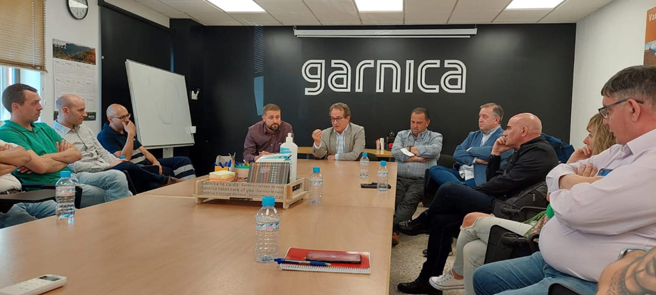 Pedro Hojas pone en valor el papel de empresas como Garnica, comprometidas con el desarrollo de la industria rural