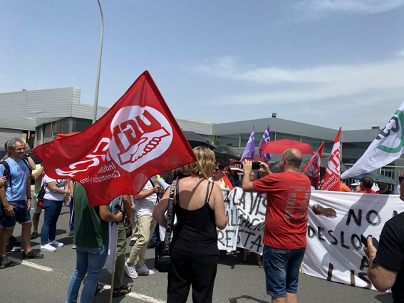 UGT FICA La Rioja se concentra para denunciar el traslado forzoso de 40 personas trabajadoras en Talleres Lispar