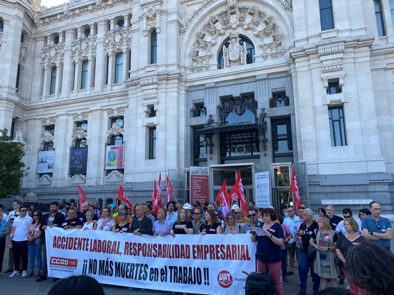 UGT FICA participa en la concentración de protesta por las últimas muertes de trabajadores por golpes de calor en Madrid