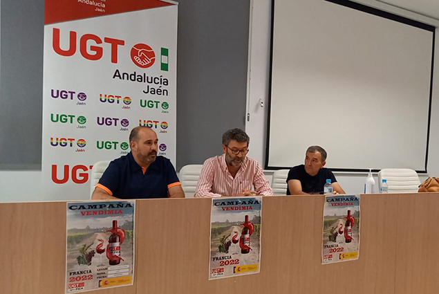 UGT FICA imparte un taller informativo con trabajadores y trabajadoras de Jódar (Jaén) que acuden a la vendimia francesa