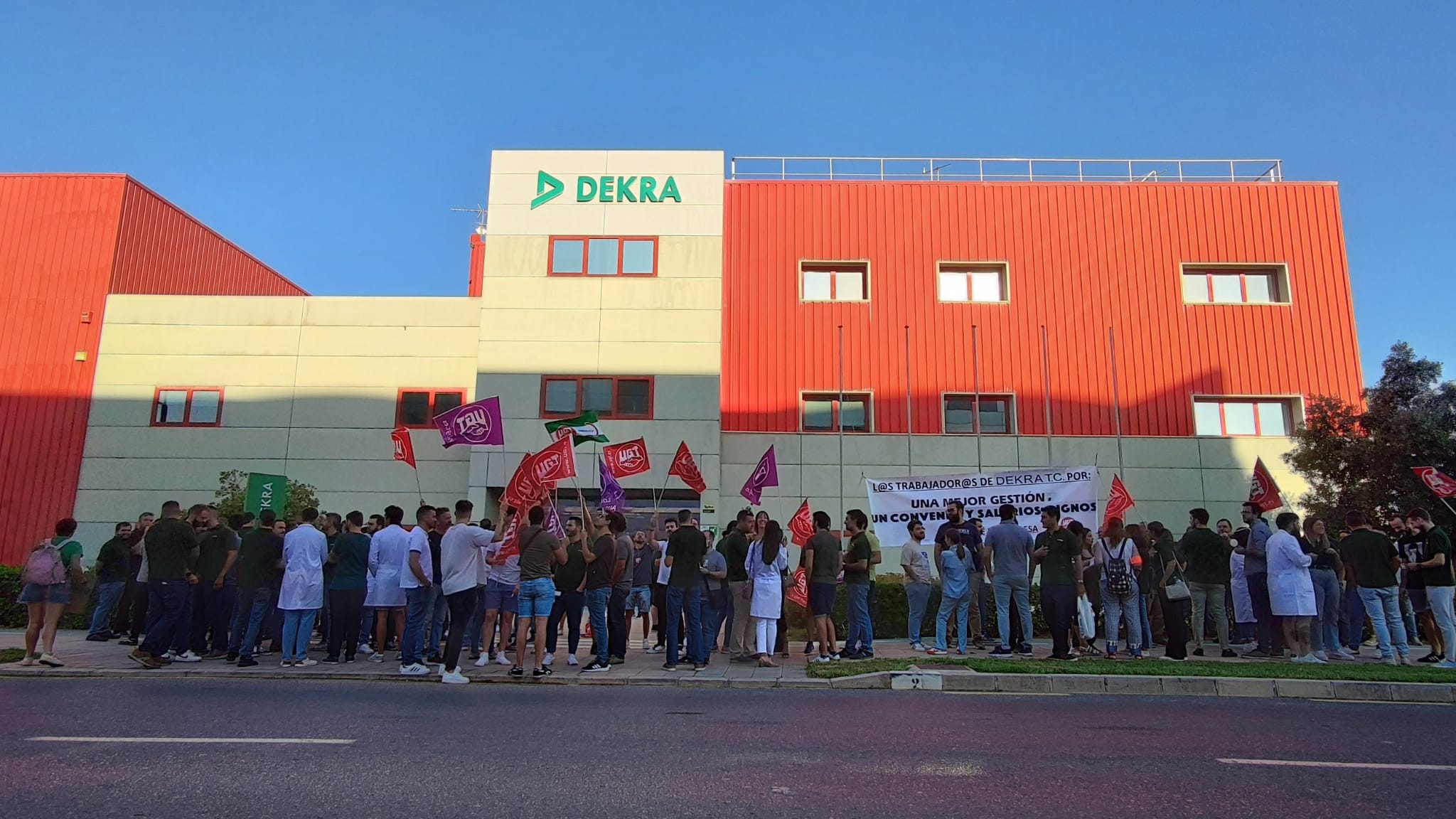 Amplio seguimiento en la huelga en Dekra TC Málaga para desbloquear el convenio