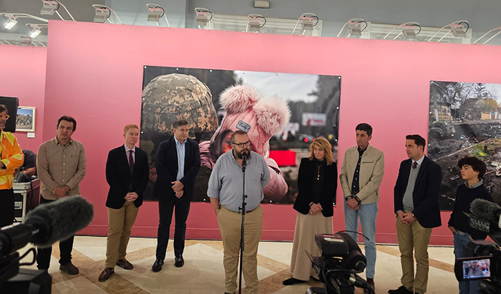 Inaugurada en Huelva la exposición «Ucrania, la guerra de los civiles», de Luis de Vega
