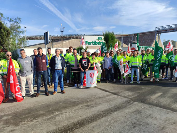 Trabajadores de la planta de Fertiberia en Huelva se concentran antes de iniciar la negociación con la empresa