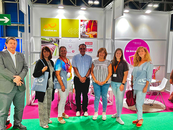 Nuria Pérez visita el stand que comparten FUNDAE y UGT FICA en la Feria Kilómetro 0 Moda