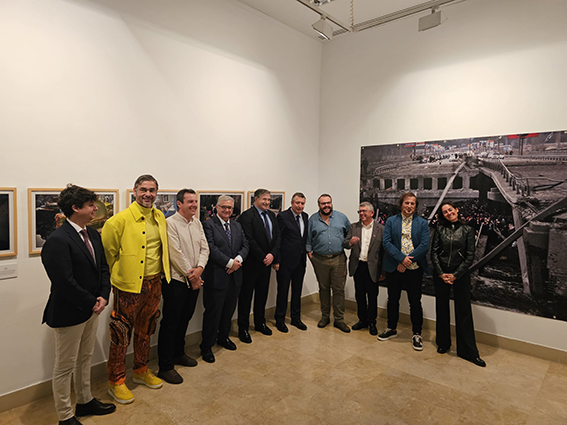 Inaugurada en Sevilla la exposición "Ucrania, la guerra de los civiles", de Luis de Vega