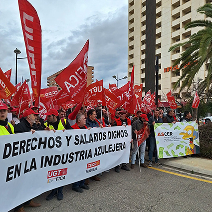 Protesta de los trabajadores del azulejo en la inauguración de Cevimasa