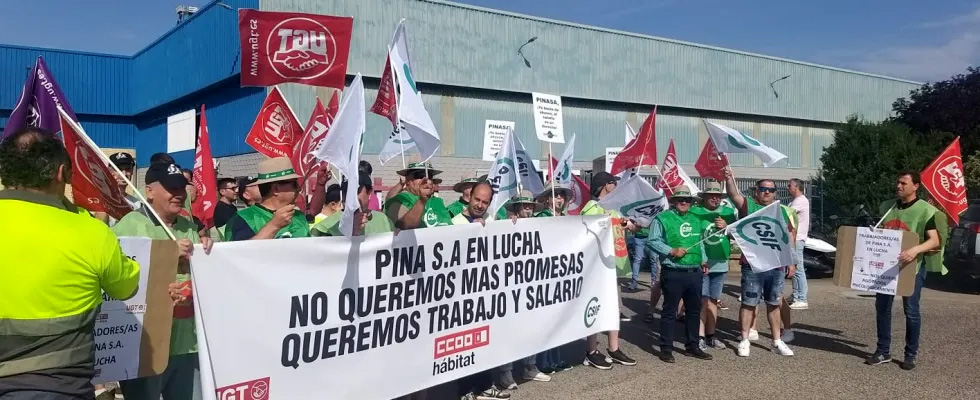 Las personas trabajadoras de PINASA vuelven a concentrarse mientras la empresa sigue debiéndoles los dos últimos meses