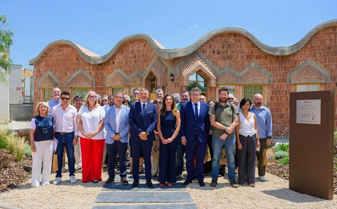 La Fundación Laboral de la Construcción de Cataluña inaugura la rehabilitación de la réplica de las Escuelas de la Sagrada Familia en Badalona
