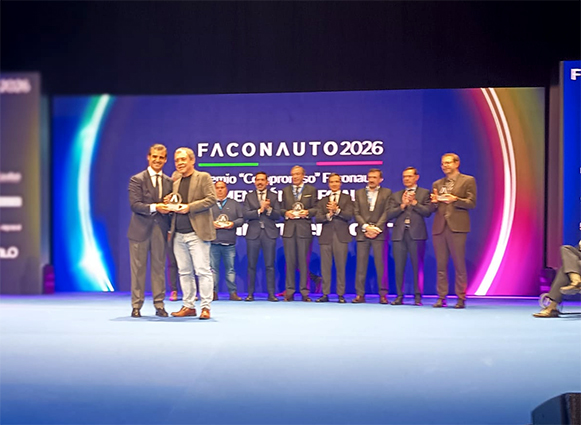 Mariano Hoya recibe el premio “Compromiso” que concede Faconauto a UGT FICA 
