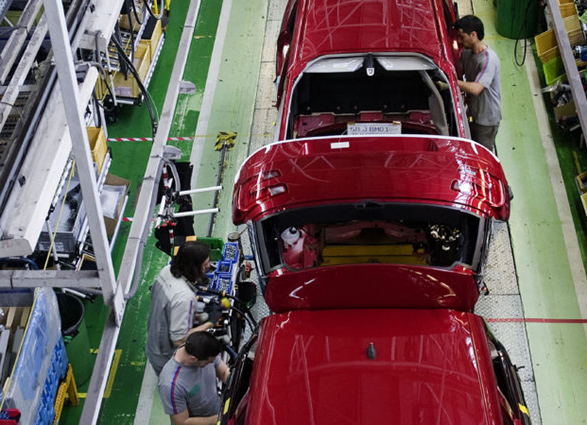 UGT FICA apuesta por la colaboración entre la industria automovilística y la de defensa para preservar el empleo