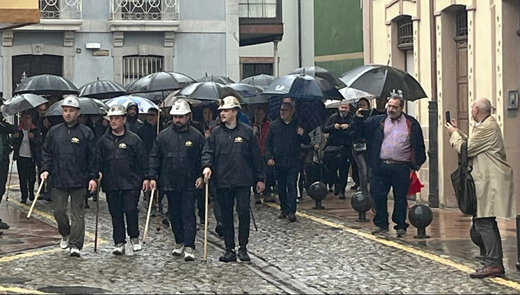 Los trabajadores de la mina Miura, a una jornada de culminar la marcha a pie a Oviedo