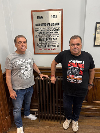 130726 Visita Durham Miners Gala Placa Brigadas Internacionales
