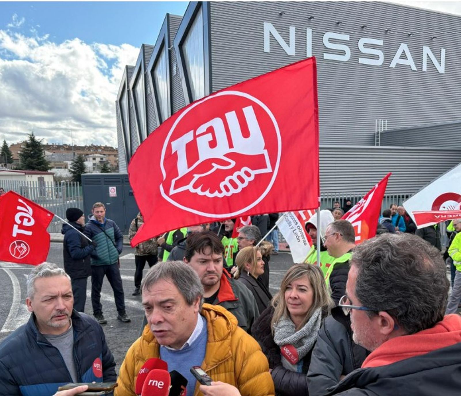 Mariano Hoya participa en el paro de una hora en Nissan Ávila en defensa de un convenio digno