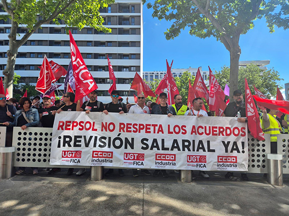Concentración multitudinaria de trabajadores y trabajadoras de Repsol en protesta por el bloqueo del convenio