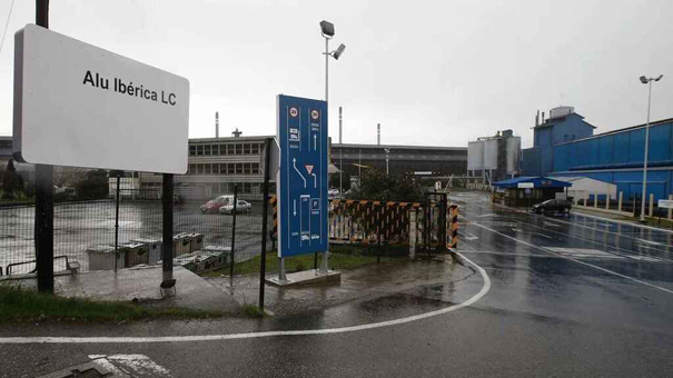 UGT FICA y USO reclaman medidas cautelares para suspender el contrato de compraventa de las plantas de Alcoa de A Coruña y Aviles