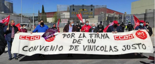 Un centenar de delegados de UGT FICA y CCOO marchan en Valdepeñas para exigir el desbloqueo del convenio de Vinícolas de Ciudad Real